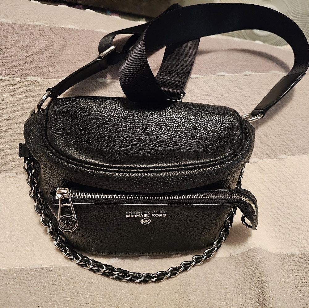 Michael kors slater medium pebbled sling pack